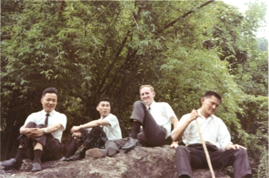 1965年，與台北故宮的同事合影，（右起）傅申、Thomas Lawton（羅覃），左一為江兆申。圖／傅申。